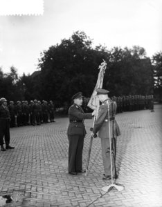 De nieuwe commandant van het regiment Fusiliers, B.F.M. Wijtenburg (links) ontv, Bestanddeelnr 906-7714