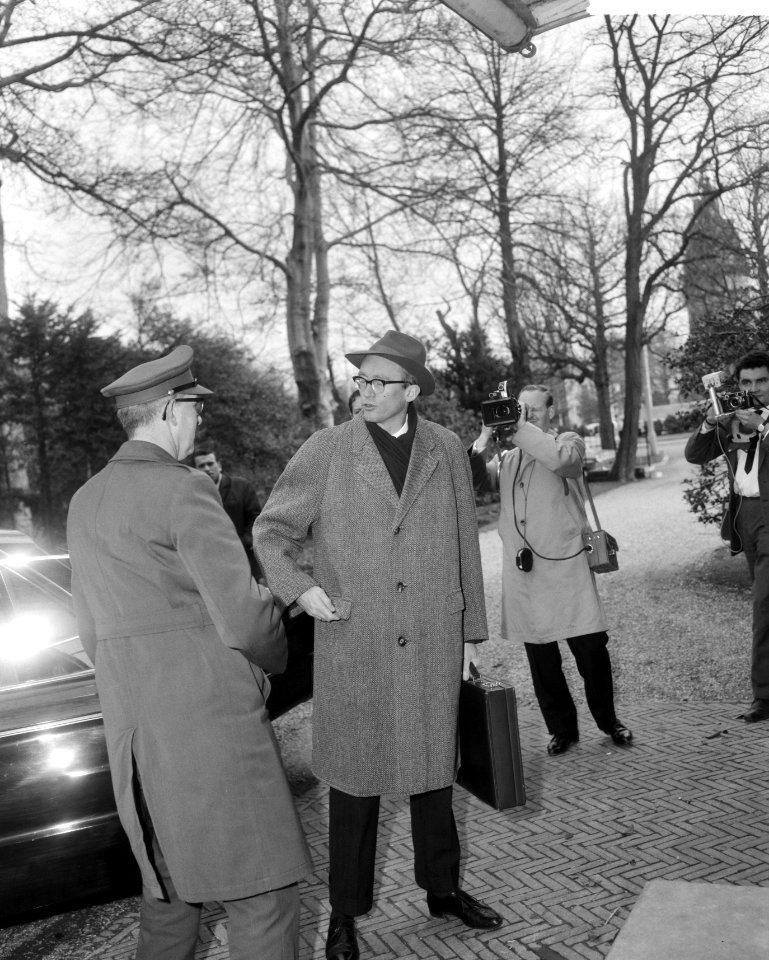 De kabinetscrisis, minister Witteveen bij aankomst, Bestanddeelnr 917-5507