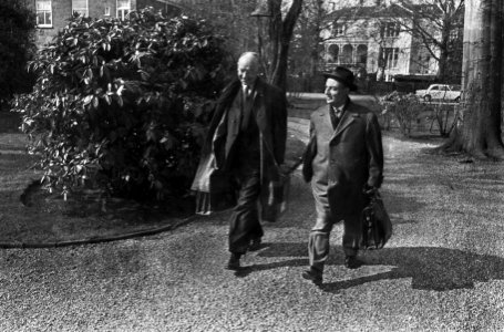 De kabinetscrisis, aankomst van de heren Vondeling (links) en Schmelzer op Plein, Bestanddeelnr 917-5768