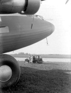 De neus van het viermotorige passagiersvliegtuig de Fokker F XXXVI op de luchtha, Bestanddeelnr 190-0230
