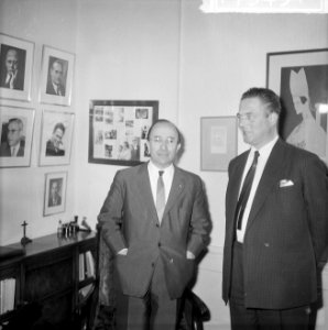 De kabinetscrisis, formateur mr. J. M. L. Th. Cals ontvangt minister-president M, Bestanddeelnr 917-5451
