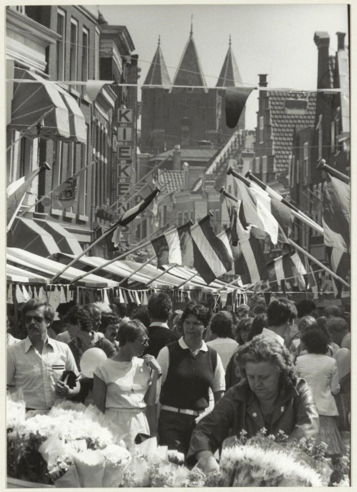 De jaarlijkse braderie in de Spaarnwouderstraat, ziende naar het noordoosten. NL-HlmNHA 54013145