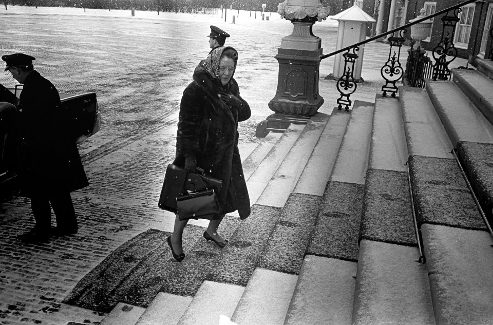De kabinetscrisis, koningin Juliana arriveert op Huis ten Bosch, Bestanddeelnr 917-4890