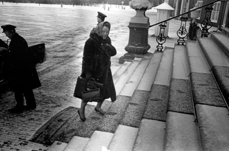 De kabinetscrisis, koningin Juliana arriveert op Huis ten Bosch, Bestanddeelnr 917-4890