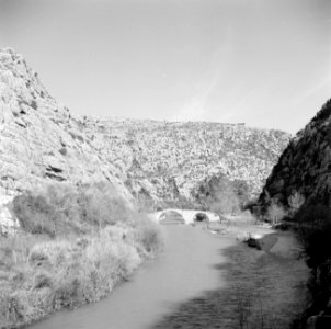 De kloof en een brug over de rivier Nahr el Kelb, Bestanddeelnr 255-6427