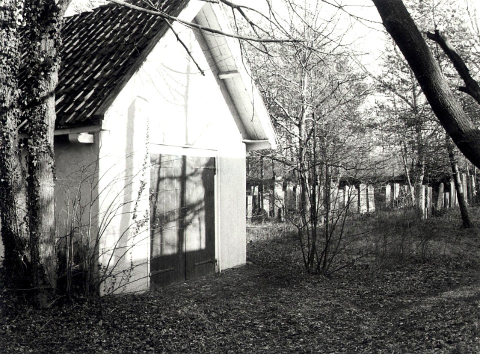 De Israëlitische begraafplaats bij de Tetterodeweg. Aangekocht in 1982 van fotograaf C. de Boer. - Negatiefnummer 20354 k 33. - Gepubliceerd inhet Haarlems Dagblad van 07-02-1981. Identifica, NL-HlmNHA 54012333