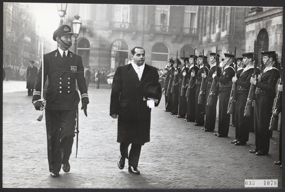 De nieuw benoemde ambassadeur van Columbia, dr. V.G. Ricardo, inspecteert de ere, Bestanddeelnr 093-1078