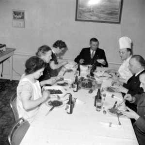 De kok en ander personeel aan de maaltijd, Bestanddeelnr 255-7791