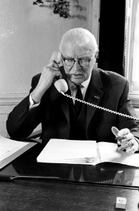 De kabinetsformatie Prof Romme achter zijn bureau, prof Romme, Bestanddeelnr 915-1916