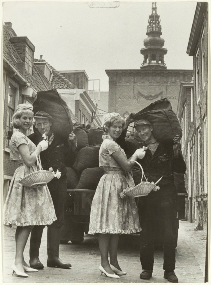 De kolenboer met bloemenmeisjes. NL-HlmNHA 54015428