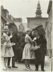 De kolenboer met bloemenmeisjes. NL-HlmNHA 54015428