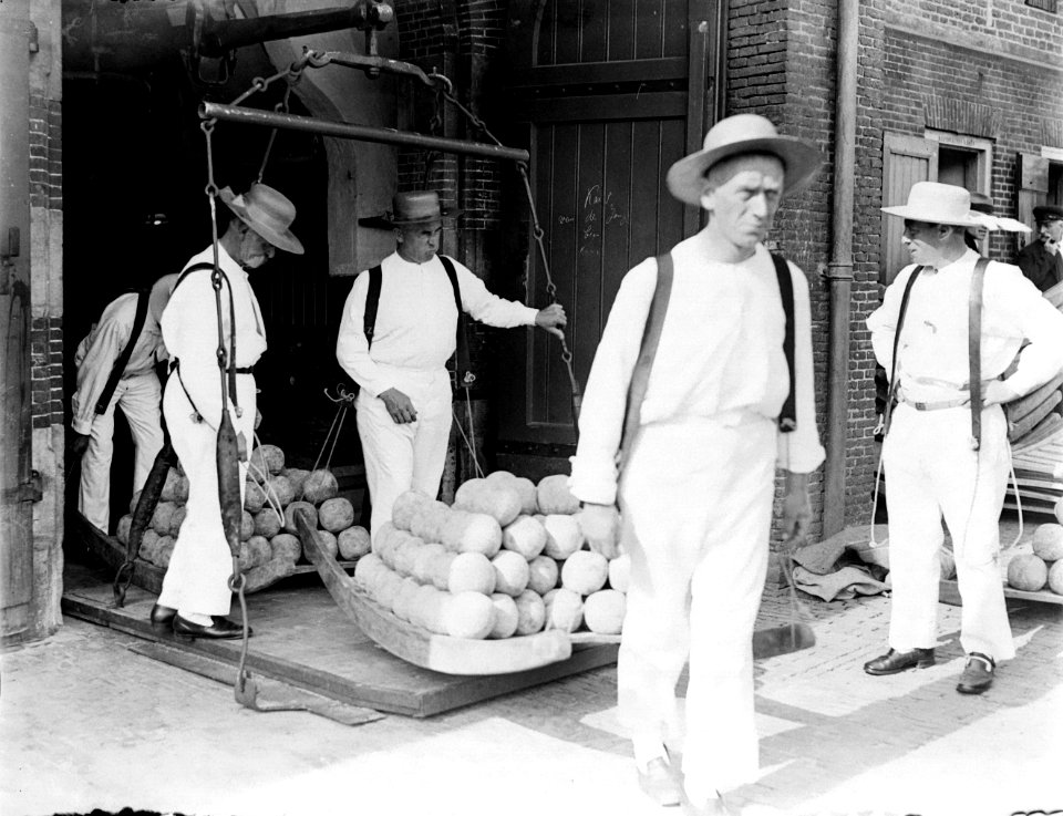 De Kaasmarkt in Alkmaar - twee dragers met weegschaal, Bestanddeelnr 252-0754