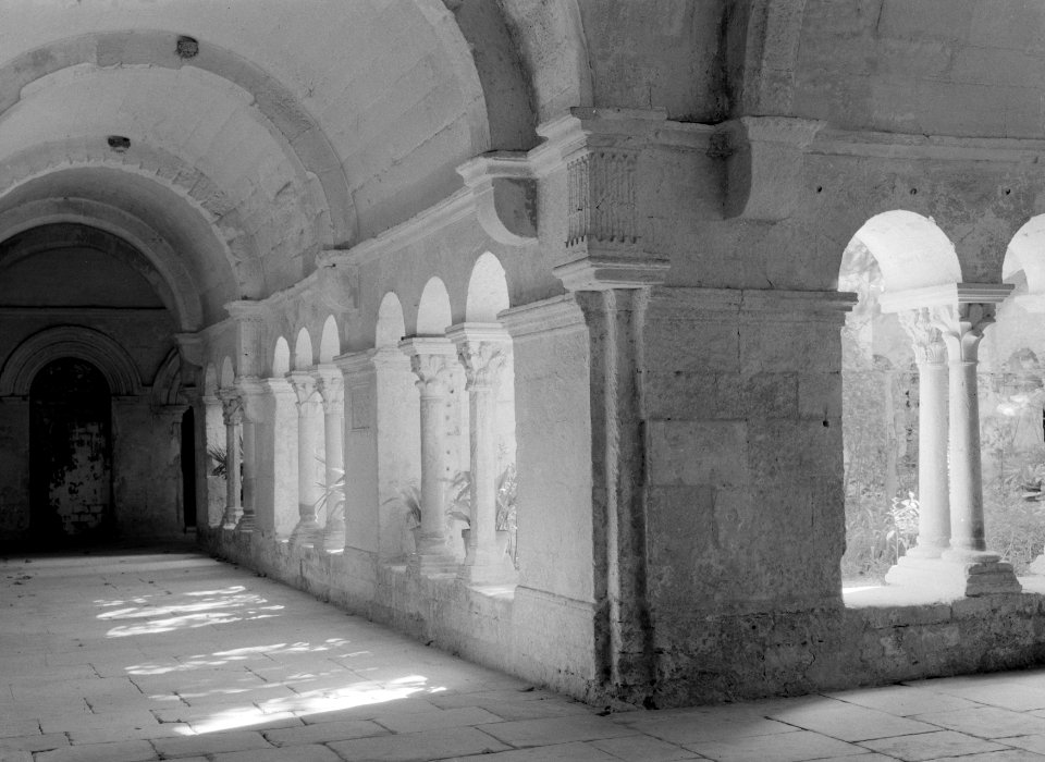 De kloostergang in het Cloître St. Paul in Saint Remy, Bestanddeelnr 252-1818