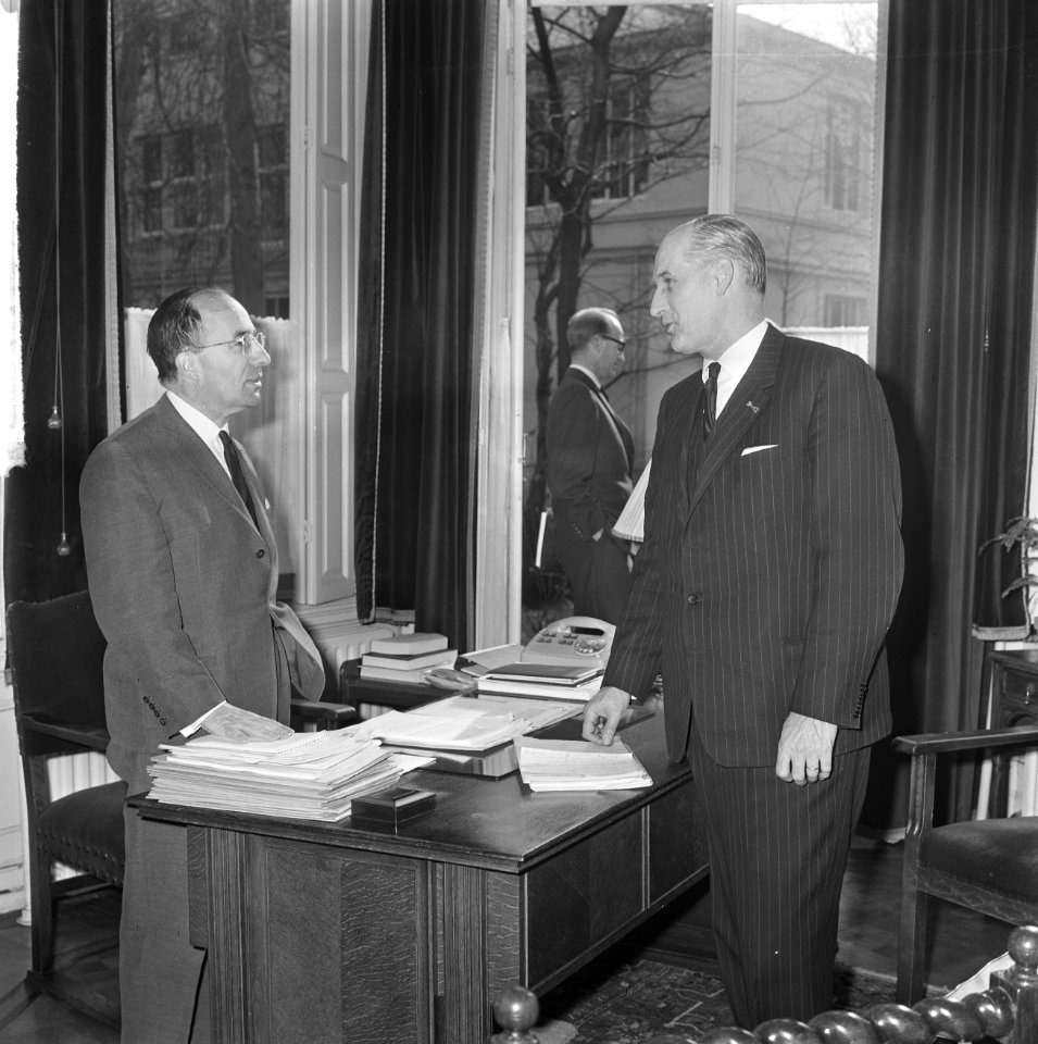 De kabinetcrisis, formateur mr. Th. Cals (links) in gesprek met minister Bot va…, Bestanddeelnr 917-5659