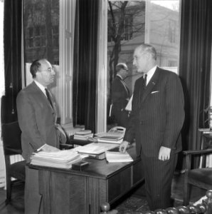 De kabinetcrisis, formateur mr. Th. Cals (links) in gesprek met minister Bot va…, Bestanddeelnr 917-5659