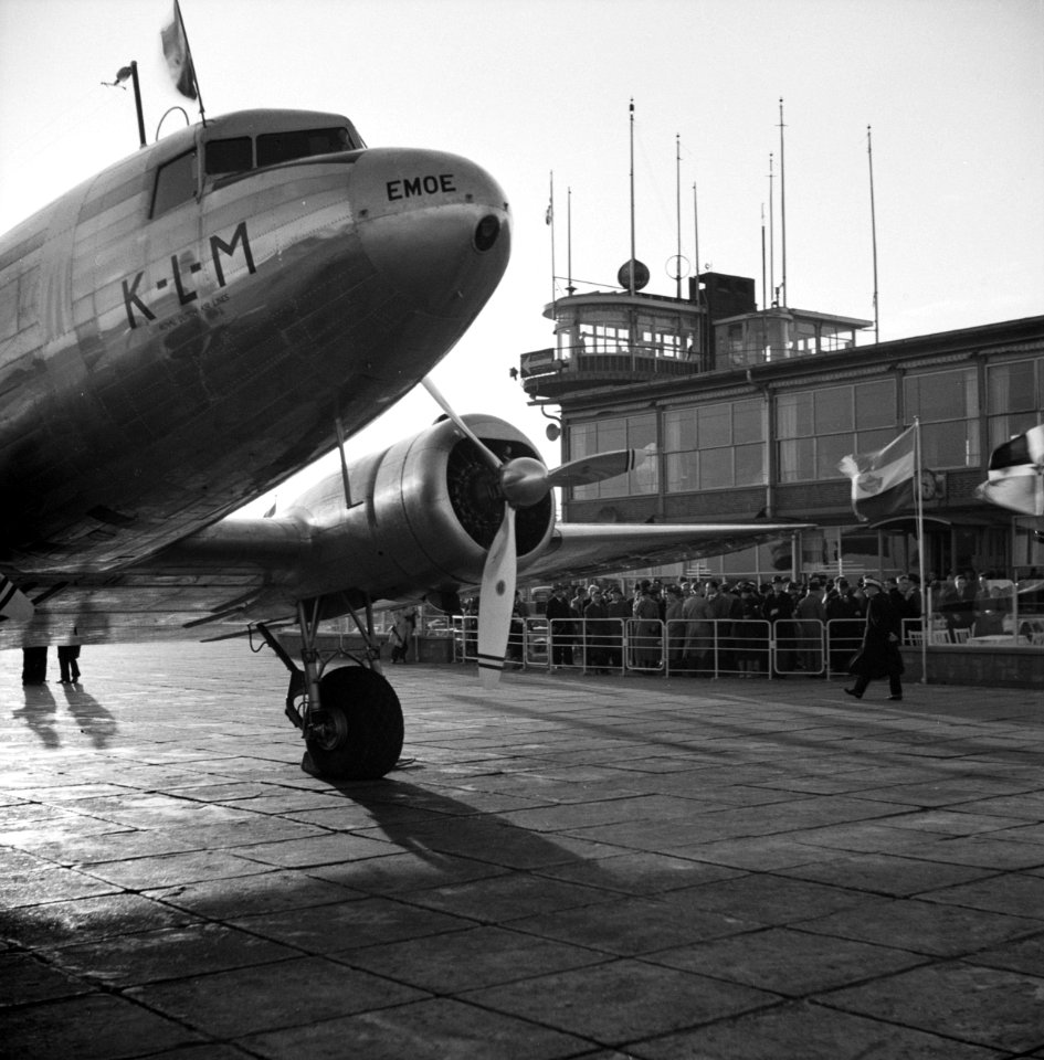 De KLM Douglas DC-3 Emoe bij de verkeerstoren vann Schiphol, Bestanddeelnr 254-2417