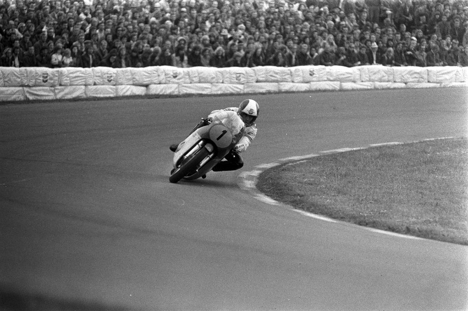 De Italiaanse motorcoureur Giacomo Agostini in actie in de 350 cc klasse, Bestanddeelnr 925-6896