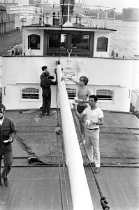 De Israelische vredespiloot Abie Nathan schildert zijn Nederland gekochte schip , Bestanddeelnr 922-5318