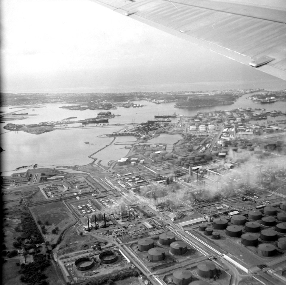 De Isla-raffinaderij bij Willemstad op Curaçao vanuit de lucht, Bestanddeelnr 252-3419