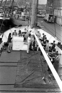 De Israelische vredespiloot Abie Nathan schildert zijn Nederland gekochte schip , Bestanddeelnr 922-5315