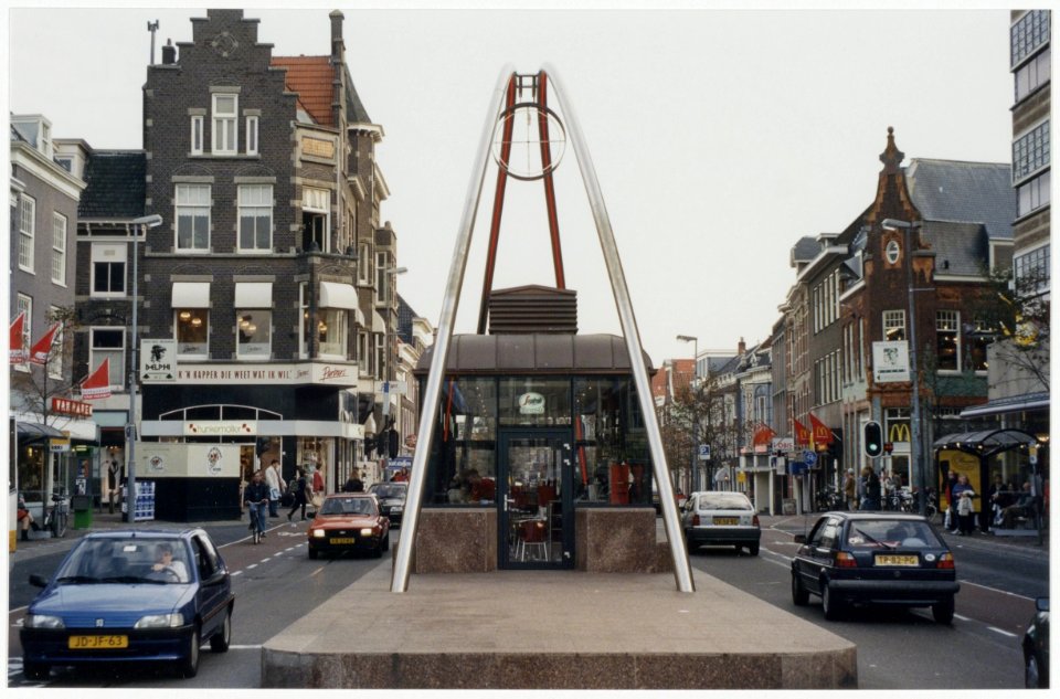 De klok boven het monument van de 20ste eeuw, een geschenk van het voormalige Energiebedrijf Haarlem, werd op zondag 1 september kapotgeschoten. Sindsdien zijn er diverse pogingen ondernomen, NL-HlmNHA 54036437