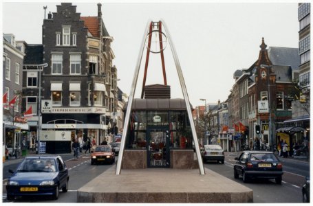 De klok boven het monument van de 20ste eeuw, een geschenk van het voormalige Energiebedrijf Haarlem, werd op zondag 1 september kapotgeschoten. Sindsdien zijn er diverse pogingen ondernomen, NL-HlmNHA 54036437