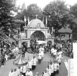 De jaarlijkse St Jans Processie in Laren begonnen, overzicht van de lange stoet, Bestanddeelnr 916-5721