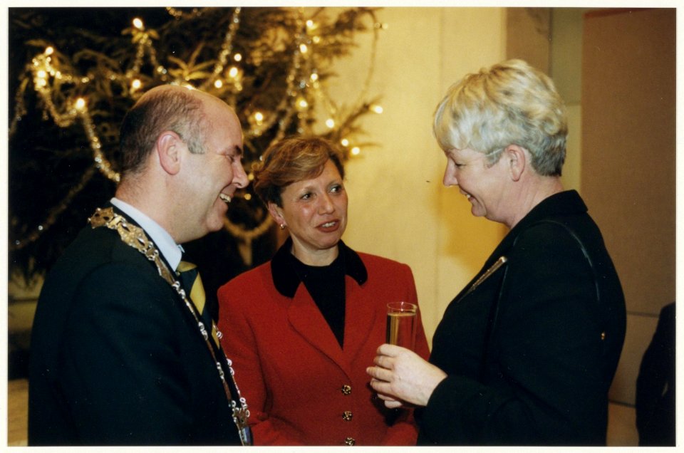 De jaarlijkse nieuwjaarsreceptie in het stadhuis. Op de foto v.l.n.r. burgemeester Hertog, mevrouw Hertog en staatssecretaris van Dok. NL-HlmNHA 54050105