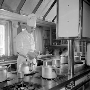 De kok aan het werk in de paleiskeuken, Bestanddeelnr 255-7782 photo