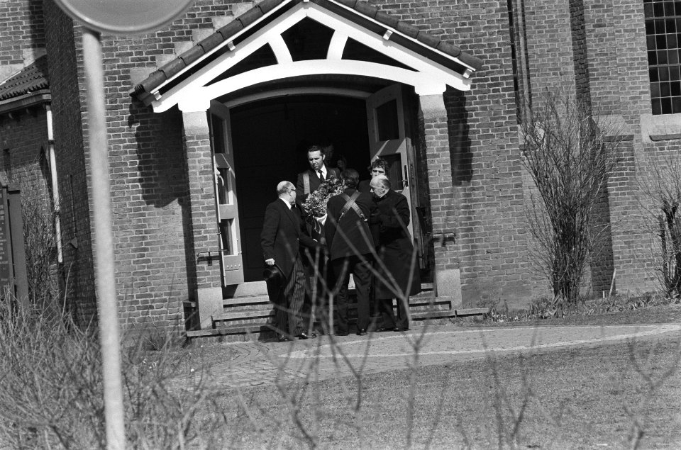 De kist wordt na de dienst de Anglicaanse kerk uitgedragen, Bestanddeelnr 930-1864