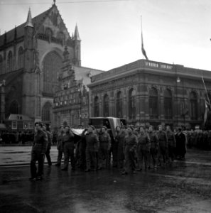 De kisten worden door militairen over de markt in Haarlem gedragen Op de achter, Bestanddeelnr 255-9128