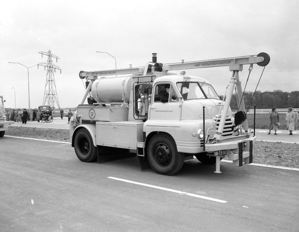 De kleine Bedford Kraanwagen, opgebouwd door de firma Geesink in Weesp, is best…, Bestanddeelnr 908-9873