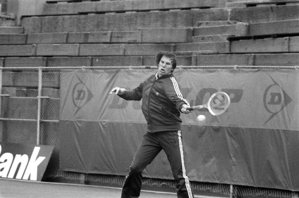 De Joegoslavische speler Niki Pilic in training op de banen van de Scheveningse , Bestanddeelnr 929-1383