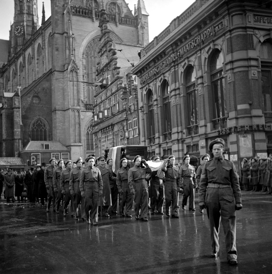De kisten worden over de Markt in Haarlem gedragen door militairen, Bestanddeelnr 255-9131