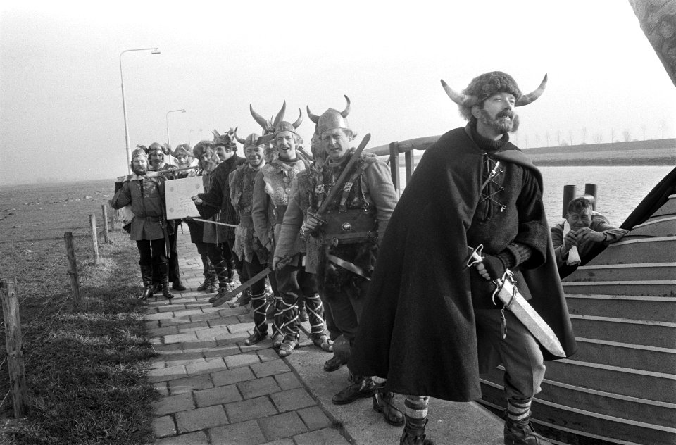 De Noormannen poseren met hun wapens, Bestanddeelnr 926-9820