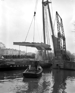 De klap voor de nieuwe Hortusbrug gaat hier door de Latjesbrug, Bestanddeelnr 911-0456