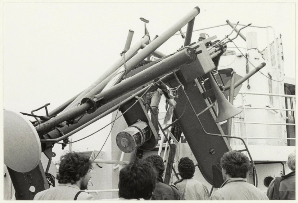 De omgebrande mast van de Sirius van Greenpeace in de haven van IJmuiden na de vlucht vanuit Antwerpen. NL-HlmNHA 54016930 02