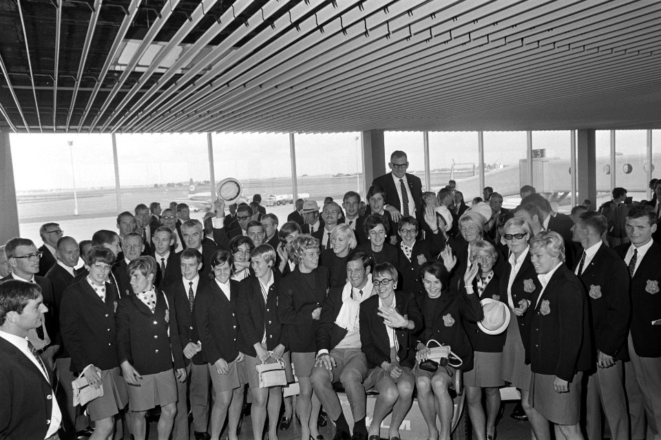 De olympische ploeg poseert op Schiphol voor het vertrek, Bestanddeelnr 921-6992