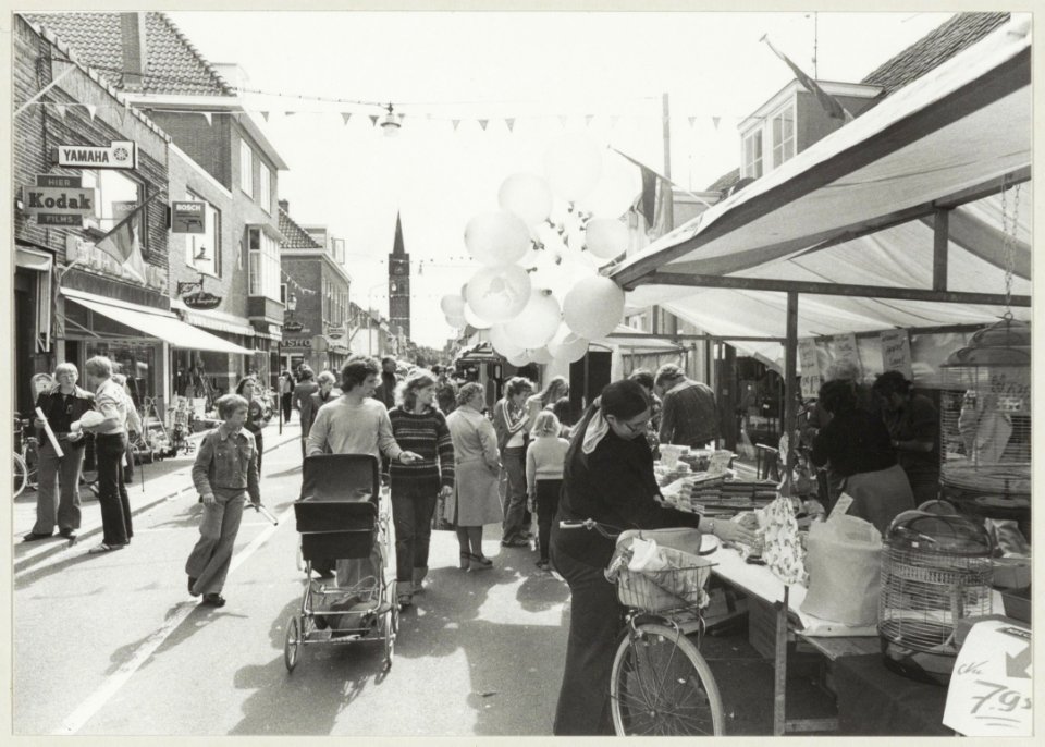 De knoedelmarkt (jaarmarkt) in de Amsterdamstraat, ziende naar het zuidoosten. NL-HlmNHA 54005703
