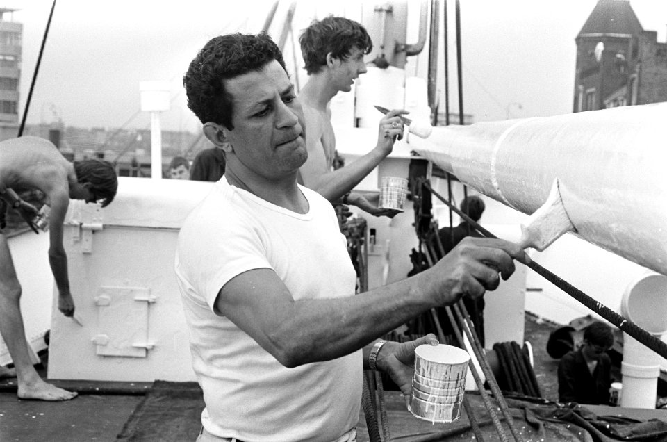 De Israelische vredespiloot Abie Nathan schildert zijn Nederland gekochte schip , Bestanddeelnr 922-5311