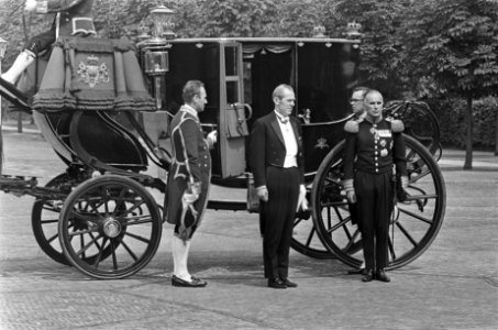 De Noorse ambassadeur zijne excellentie Gunnar Rogstat arriveert per koets, Bestanddeelnr 920-4816