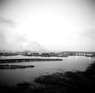 De olieraffinaderij CPIM aan het Schottegat op Curaçao bij avond, Bestanddeelnr 252-7826