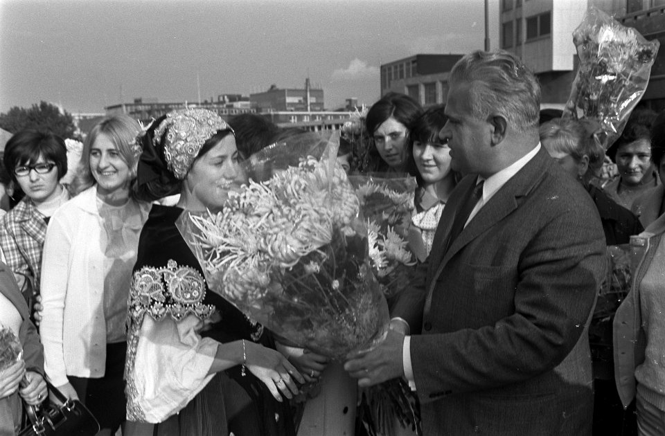 De leider van de delegatie, vice president Vasilije Skendzic, krijgt bloemen aan, Bestanddeelnr 921-6957