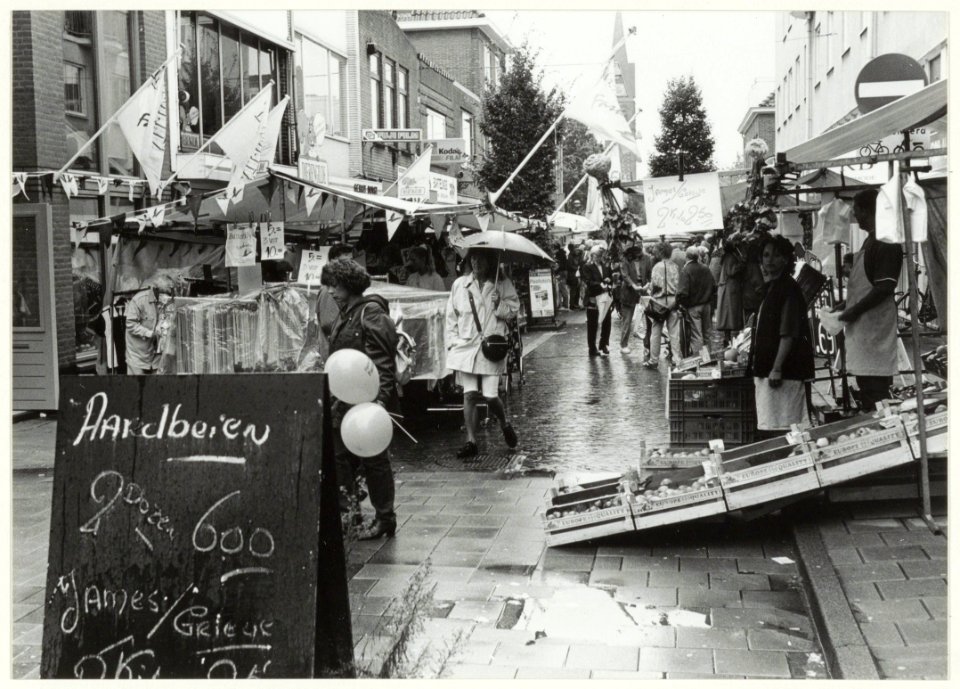 De knoedelmarkt (jaarmarkt) in de Amsterdamstraat., NL-HlmNHA 54029807