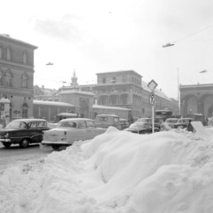 De Odeonsplatz in de sneeuw met op de achtergrond de poort naar de Hofgarten, Bestanddeelnr 254-3733