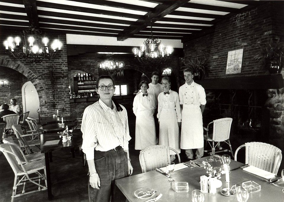 De nieuwe eigenares Petra Vlasman met haar personeel. Aangekocht van United Photos de Boer bv. - Negatiefnummer 32570 k 2 a. - Gepubliceerd in het Haarlems Dagblad van 23.06.1990. Identificatienummer 