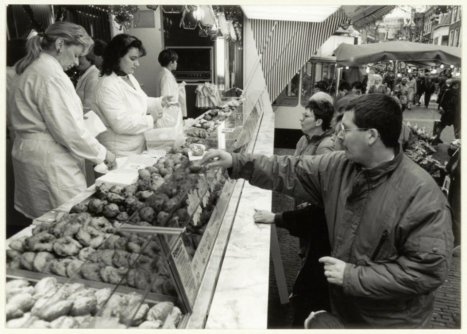 De oliebollenkraam van familie Brouwer voor het Proveniershuis. NL-HlmNHA 54031991