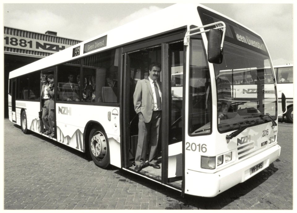De nieuwe Berkhof-bus met de lage vloer die voor het in- en uitstappen nog dieper kan zakken, voor de NZH remise aan de Leidsevaart