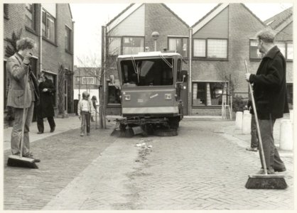 De nieuwste veegwagen van de Gemeentereiniging op het Merensplein. NL-HlmNHA 54011453