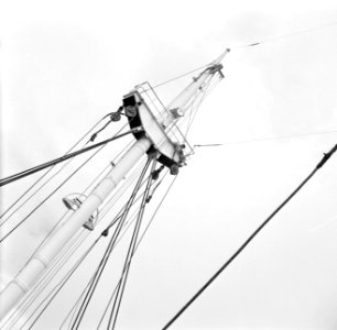 De mast van de ms Nestor op weg naar Suriname, Bestanddeelnr 252-2129
